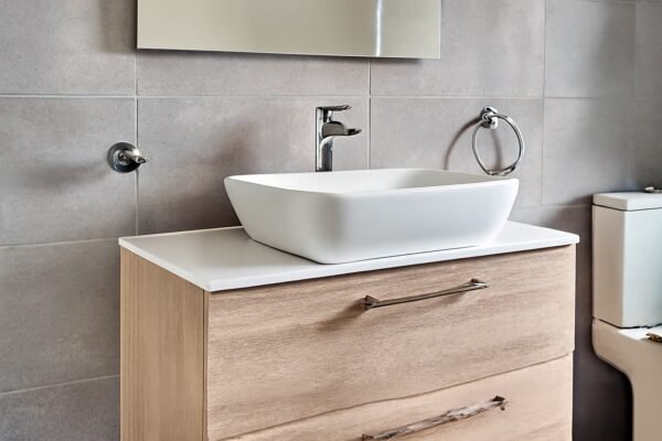 حوض مغسلة عصري في حمام حديث داخل منزل بكويت