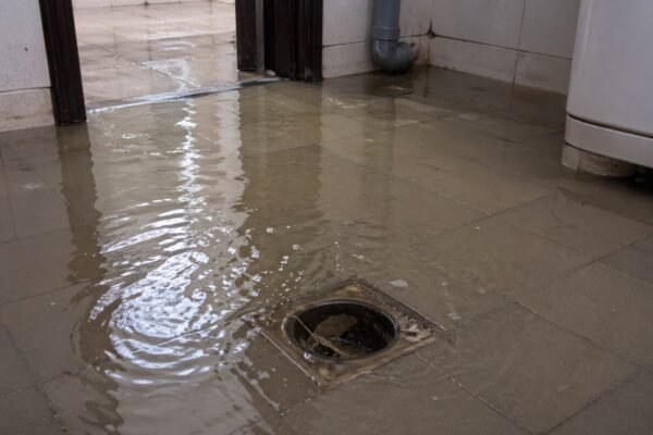 انسداد بالوعة أرضية وتجمع مياه داخل منزل