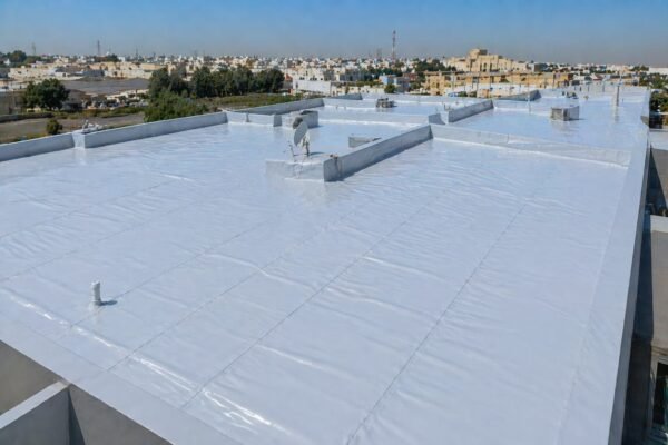 سطح مبنى واسع مغطى بطربال سعودي